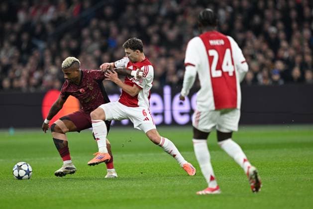 Ajax v Galatasaray - UEFA Champions League AMSTERDAM, NETHERLANDS - NOVEMBER 05: Mario Lemina (99) of Galatasaray in action against Youri Regeer (6) of Ajax during the UEFA Champions League week 4 football match between Ajax and Galatasaray at Johan Cruijff Arena in Amsterdam, Netherlands on November 05, 2025. Halil Sagirkaya Anadolu Amsterdam Netherlands. Editorial use only. Please get in touch for any other usage.  Copyright: x2025xAnadoluxHalilxSagirkayax