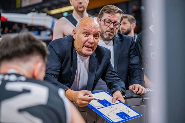 Basketball FIBA Europe Cup, Saison 2025 2026, Herren, Hauptrunde, Gruppenphase, 4. Spieltag, 05.11.2025, RASTA Vechta - CS Valcea 1924 Arturo Alvarez (Head Coach - CS Valcea 1924) während der Partie Vechta RASTA Dome Niedersachsen Deutschland