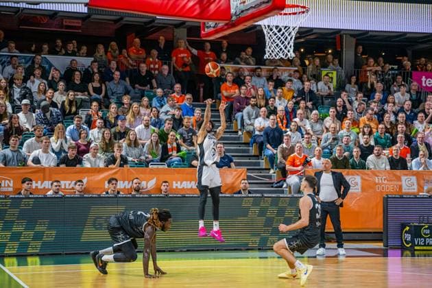 Basketball FIBA Europe Cup, Saison 2025 2026, Herren, Hauptrunde, Gruppenphase, 4. Spieltag, 05.11.2025, RASTA Vechta - CS Valcea 1924 Tevin Brown ( 10 - RASTA Vechta) beim Jumpshot Vechta RASTA Dome Niedersachsen Deutschland