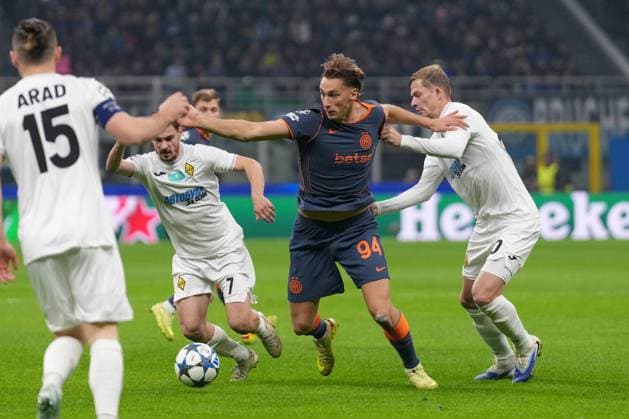 Pio Esposito (FC Inter Mailand, F.C. Internazionale Milano, 94) im Zweikampf mit Jorginho (Kairat Almaty, 07) , Italien, Fussball, UEFA Champions League, 4.Spieltag, Ligaphase, 2025 2026, Inter Mailand vs. FC Kairat Almaty, 05.11.2025, Giuseppe-Meazza-Stadion, San Siro, Mailand, Italien Mailand Giuseppe-Meazza-Stadion, San Sir Lombardei Italien Copyright: xArnexAmbergx