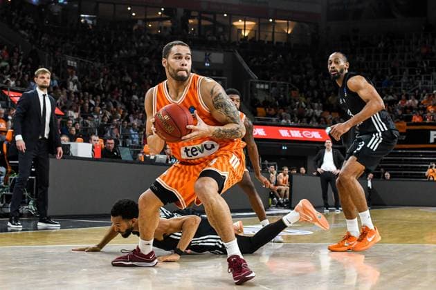 GER, EuroCup, ratiopharm Ulm vs London Lions 05.11.2025, ratiopharm arena, Neu-Ulm, GER, EuroCup, ratiopharm Ulm vs London Lions, im Bild Christopher Ledlum (Ulm, 4) setzt sich durch