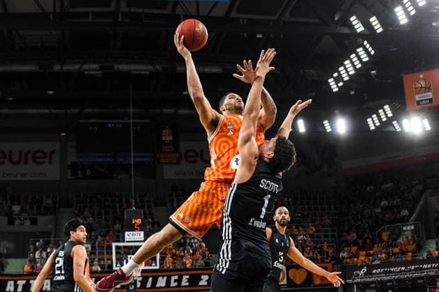 GER, EuroCup, ratiopharm Ulm vs London Lions 05.11.2025, ratiopharm arena, Neu-Ulm, GER, EuroCup, ratiopharm Ulm vs London Lions, im Bild Christopher Ledlum (Ulm, 4) fliegt zum Korb, Joel Scott (London, 1)