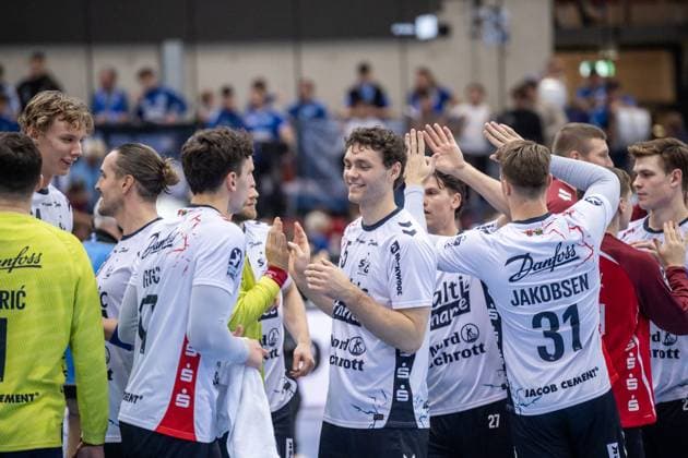 Niclas Kirkelokke (SG Flensburg-Handewitt, 05) - mit Team, freut sich ueber Arbeitssieg in Stuttgart GER, TVB Stuttgart - SG Flensburg-Handewitt, DAIKIN HBL, Handball, Bundesliga, DHB Pokal Achtelfinale, Spielzeit 2025 2026, 05.11.2025 GER, TVB Stuttgart - SG Flensburg-Handewitt, DAIKIN HBL, Handball, Bundesliga, DHB Pokal Achtelfinale, Spielzeit 2025 2026, 05.11.2025 Stuttgart Copyright: xSandyxDinkelackerx EP_SDR