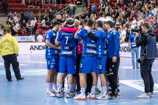 Team des TVB Stuttgart, Teamkreis, geknickte Stimmung beim TVB nach Niederlage gegen Flensburg GER, TVB Stuttgart - SG Flensburg-Handewitt, DAIKIN HBL, Handball, Bundesliga, DHB Pokal Achtelfinale, Spielzeit 2025 2026, 05.11.2025 GER, TVB Stuttgart - SG Flensburg-Handewitt, DAIKIN HBL, Handball, Bundesliga, DHB Pokal Achtelfinale, Spielzeit 2025 2026, 05.11.2025 Stuttgart Copyright: xSandyxDinkelackerx EP_SDR