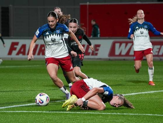 Victoria Schulz (Hamburger SV, 19) verletzt sich beim verteidigen gegen Loreen Bender (Bayer 04 Leverkusen, 19) Bayer 04 Leverkusen vs. Hamburger SV, Fußball, Frauen Bundesliga, Google Pixel Frauen Bundesliga, 09. Spieltag, Saison 2025 2026, 05.11.2025 DFB REGULATIONS PROHIBIT ANY USE OF PHOTOGRAPHS AS IMAGE SEQUENCES AND OR QUASI-VIDEO, Bayer 04 Leverkusen vs. Hamburger SV, Fußball, Frauen Bundesliga, Google Pixel Frauen Bundesliga, 09. Spieltag, Saison 2025 2026, 05.11.2025 Leverkusen Copyright: xEibner-Pressefoto DamianxKruczynx EP_DKI