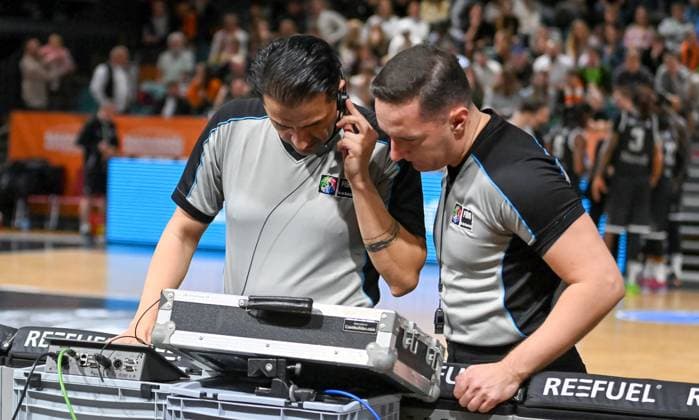 Schiedsrichter beim Videobeweis Challenge RASTA Vechta vs. CS Valcea 1924, FIBA Europe Cup, 4. Spieltag, Saison 2025 2026, 05.11.2025, RASTA Vechta vs. CS Valcea 1924, FIBA Europe Cup, 4. Spieltag, Saison 2025 2026, 05.11.2025 Vechta Copyright: xEibner-Pressefoto RobertxGertzenx EP_RGN