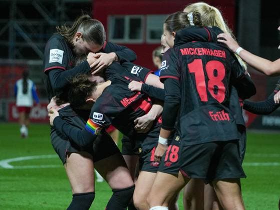 Jubel über das Tor von Caroline Kehrer (Bayer 04 Leverkusen, 09) Bayer 04 Leverkusen vs. Hamburger SV, Fußball, Frauen Bundesliga, Google Pixel Frauen Bundesliga, 09. Spieltag, Saison 2025 2026, 05.11.2025 DFB REGULATIONS PROHIBIT ANY USE OF PHOTOGRAPHS AS IMAGE SEQUENCES AND OR QUASI-VIDEO, Bayer 04 Leverkusen vs. Hamburger SV, Fußball, Frauen Bundesliga, Google Pixel Frauen Bundesliga, 09. Spieltag, Saison 2025 2026, 05.11.2025 Leverkusen Copyright: xEibner-Pressefoto DamianxKruczynx EP_DKI