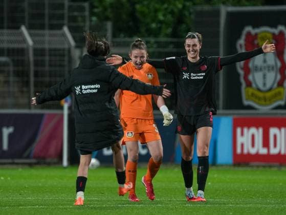 Freude nach Abpfiff bei Anne Moll (Bayer 04 Leverkusen, 34) und Selina Ostermeier (Bayer 04 Leverkusen, 02) Bayer 04 Leverkusen vs. Hamburger SV, Fußball, Frauen Bundesliga, Google Pixel Frauen Bundesliga, 09. Spieltag, Saison 2025 2026, 05.11.2025 DFB REGULATIONS PROHIBIT ANY USE OF PHOTOGRAPHS AS IMAGE SEQUENCES AND OR QUASI-VIDEO, Bayer 04 Leverkusen vs. Hamburger SV, Fußball, Frauen Bundesliga, Google Pixel Frauen Bundesliga, 09. Spieltag, Saison 2025 2026, 05.11.2025 Leverkusen Copyright: xEibner-Pressefoto DamianxKruczynx EP_DKI