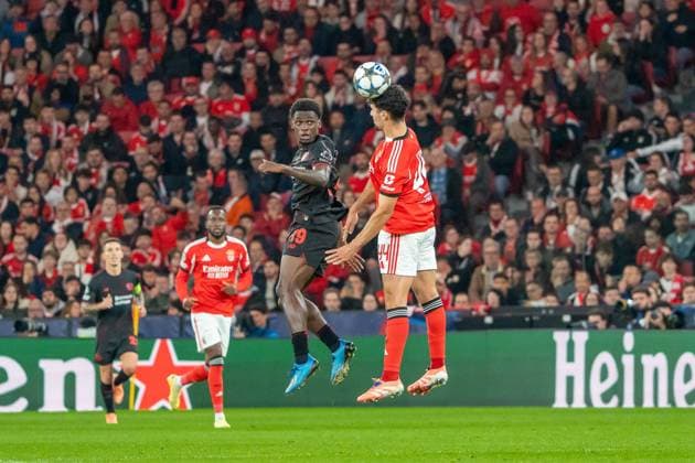 Kopfballduell zwischen Ernest Poku (Bayer Leverkusen, 19) und Tomas Araujo (Benfica Lissabon, 44), POR, Benfica Lissabon vs. Bayer 04 Leverkusen, Fussball, UEFA Champions League, Spieltag 4, Spielzeit 2025 2026, 05.11.2025, POR, Benfica Lissabon vs. Bayer 04 Leverkusen, Fussball, UEFA Champions League, Spieltag 4, Spielzeit 2025 2026, 05.11.2025, Lissabon Copyright: xEibner-Pressefoto EdwardxCheungx EP_ECG