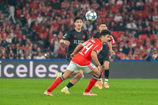 Ibrahim Maza (Bayer Leverkusen, 30) schickt seinen Mitspieler mit einem steilen Pass, POR, Benfica Lissabon vs. Bayer 04 Leverkusen, Fussball, UEFA Champions League, Spieltag 4, Spielzeit 2025 2026, 05.11.2025, POR, Benfica Lissabon vs. Bayer 04 Leverkusen, Fussball, UEFA Champions League, Spieltag 4, Spielzeit 2025 2026, 05.11.2025, Lissabon Copyright: xEibner-Pressefoto EdwardxCheungx EP_ECG
