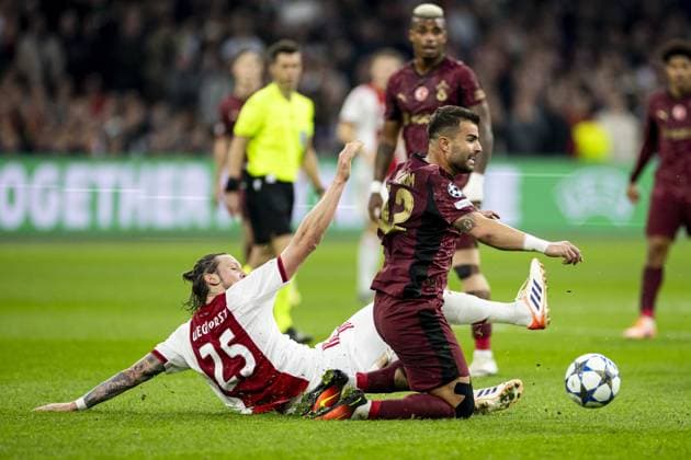AMSTERDAM (l-r) Wout Weghorst of Ajax, Abdülkerim BardakcÄ± of Galatasaray during the UEFA Champions League match between AFC Ajax and Galatasaray SK at the Johan Cruijff ArenA on November 5, 2025, in Amsterdam, Netherlands. ANP KOEN VAN WEEL UEFA Champions League Matchday 4 2025-2026 xVIxANPxSportx xxANPxIVx 541334125 originalFilename: 541334125.jpg