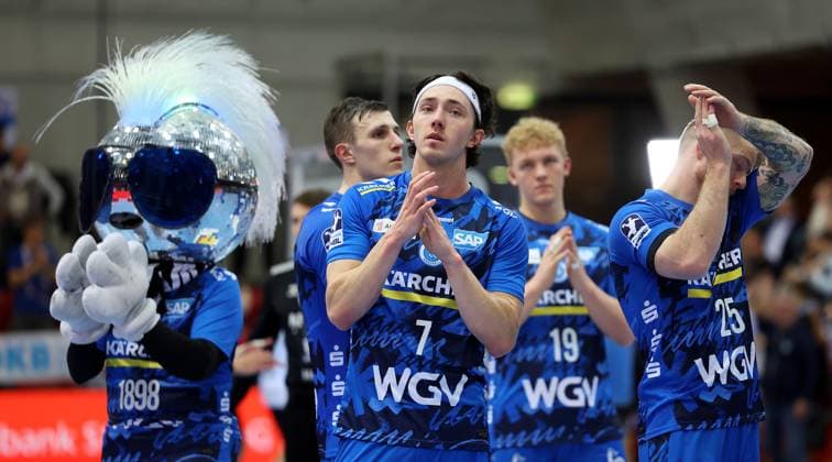 BAU 05.11.2025 Stuttgart Handball TVB Stuttgart vs. SG Flensburg-Handewitt, v.l. Maskottchen Johnny Blue, Kasper Thorsen Lien, Patrick Zieker (TVB) enttäuscht