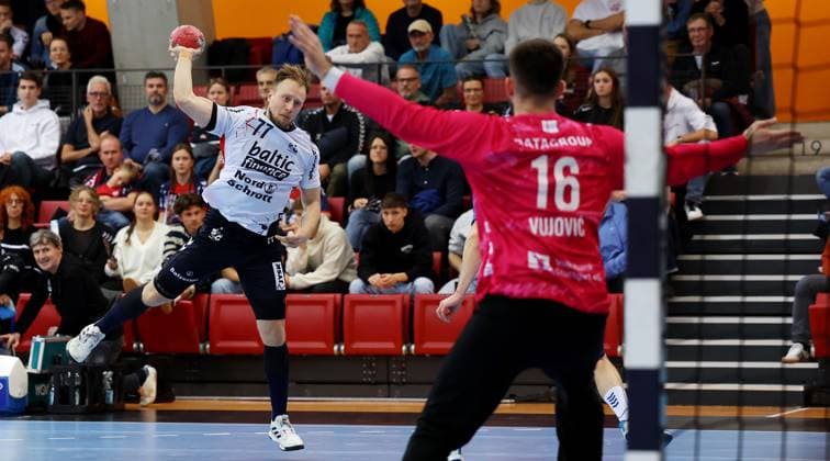 BAU 05.11.2025 Stuttgart Handball TVB Stuttgart vs. SG Flensburg-Handewitt, v.l. Luca Witzke (Flensburg), Miljan Vujovic (TVB)