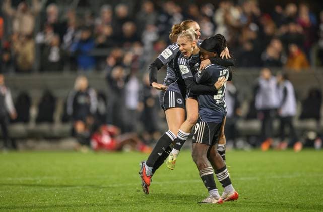 DEU, Frankfurt, Eintracht Frankfurt vs FC Köln, Google Pixel Frauen Bundesliga, DFB, Saison 2526, Stadion am Bretanobad, 9. Spieltag im Bild: Nicole Anyomi (Eintracht Frankfurt 19) erzielt das Tor zum 1:1, Jubel und Freude mit Elisa Senß (Eintracht Frankfurt 6) DFB DFL REGULATIONS PROHIBIT ANY USE OF PHOTOGRAPHS AS IMAGE SEQUENCES AND OR QUASI-VIDEO, 05.11.2025 Copyright: HMBxMedia HendrikxHamelau
