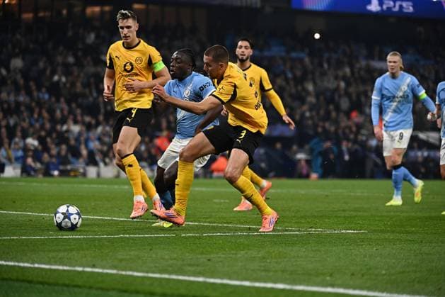 UEFA Champions League: Manchester City vs. Borussia Dortmund, 05.11.2025 MANCHESTER, GREAT BRITAIN - NOVEMBER 05: Waldemar Anton of Borussia Dortmund and Jérémy Doku of Manchester City battle during the UEFA Champions League match between Manchester City vs. Borussia Dortmund at Etihad Stadium on matchday 4 of the UEFA Champions League Season 2025 26 on November 05, 2025 in Manchester, Great Britain. Copyright: xBEAUTIFULxSPORTS Mansoorx