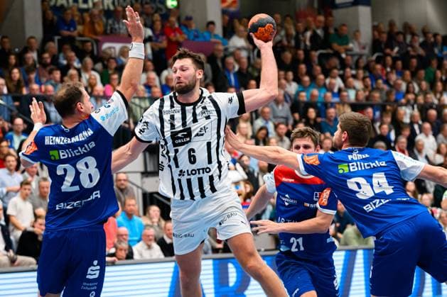 Balingen: DHB Pokal - Achtelfinale - HBW Balingen - THW Kiel v.li. Tobias Heinzelmann (HBW Balingen), Harald Reinkind (THW Kiel), Georg Poehle (Balingen) Balingen Baden-Württemberg Deutschland