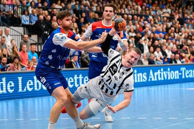 Balingen: DHB Pokal - Achtelfinale - HBW Balingen - THW Kiel v. li. im Zweikampf Daniel Flad (Balingen), Elias Ellefsen a Skipagotu (THW Kiel) Balingen Baden-Württemberg Deutschland