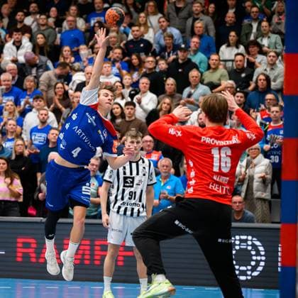 Balingen: DHB Pokal - Achtelfinale - HBW Balingen - THW Kiel v.li. Mischa Locher (HBW Balingen), Torhueter Markus Hanns (Kiel) Balingen Baden-Württemberg Deutschland