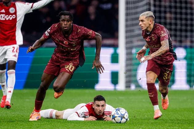 2025-11-05 Ajax v Galatasaray AS - UEFA Champions League 2025 26 League Phase MD4 AMSTERDAM, NETHERLANDS - NOVEMBER 5: Lucas Torreira of Galatasaray AS, Oscar Gloukh of AFC Ajax, Wilfried Singo of Galatasaray AS battle for the ball during the UEFA Champions League 2025 26 League Phase MD4 match between Ajax and Galatasaray AS at Johan Cruijff ArenA on November 5, 2025 in Amsterdam, Netherlands. Amsterdam Johan Cruijff ArenA Netherlands Content not available for redistribution in The Netherlands directly or indirectly through any third parties. Copyright: xBroerxvanxdenxBoomx