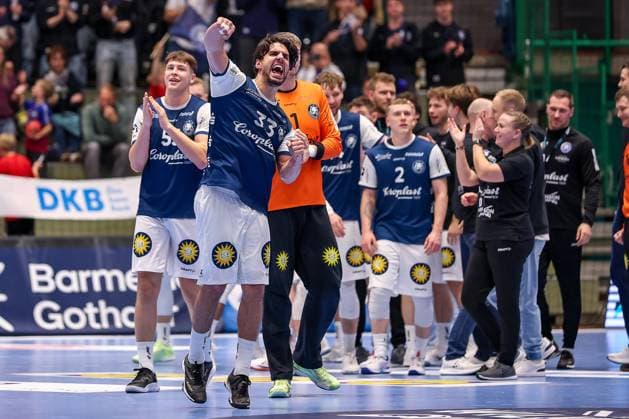 05.11.2025, Handball, Achtelfinale DHB-Pokal, Bergischer HC - TSV Hannover-Burgdorf, Unihalle Wuppertal: Abschlussjubel nach dem Sieg des BHC gegen Hannover mit 40:38 in der zweiten Verlängerung. Eloy Morante Maldonado (BHC 33) jubelnd Nordrhein-Westfalen Deutschland