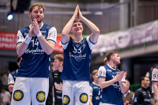 05.11.2025, Handball, Achtelfinale DHB-Pokal, Bergischer HC - TSV Hannover-Burgdorf, Unihalle Wuppertal: Abschlussjubel nach dem Sieg des BHC gegen Hannover mit 40:38 in der zweiten Verlängerung. Gerdas Babarskas (BHC 14) Soeren Steinhaus (BHC 53) Nordrhein-Westfalen Deutschland