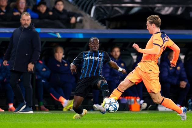 2025-11-05 Club Brugge KV v FC Barcelona, Barca - UEFA Champions League 2025 26 League Phase MD4 BRUGES, BELGIUM - NOVEMBER 5: Carlos Forbs of Club Brugge battles for the ball with Frenkie de Jong of FC Barcelona during the UEFA Champions League 2025 26 League Phase MD4 match between Club Brugge KV and FC Barcelona at Jan Breydelstadion on November 5, 2025 in Bruges, Belgium. Bruges Jan Breydelstadion Belgium Content not available for redistribution in The Netherlands directly or indirectly through any third parties. Copyright: xJorisxVerwijstx