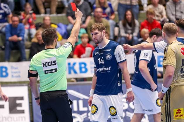 05.11.2025, Handball, Achtelfinale DHB-Pokal, Bergischer HC - TSV Hannover-Burgdorf, Unihalle Wuppertal: Gerdas Babarskas (BHC 14) bekommt eine rote Karte und den Platzverweis Nordrhein-Westfalen Deutschland