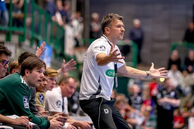 05.11.2025, Handball, Achtelfinale DHB-Pokal, Bergischer HC - TSV Hannover-Burgdorf, Unihalle Wuppertal: Cheftrainer Christian Prokop (TSV Hannover Burgdorf hc) steht wild gestikulierend am Spielfeldrand Nordrhein-Westfalen Deutschland