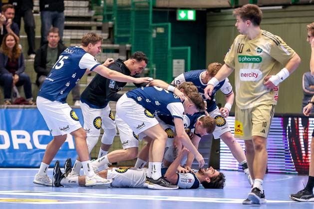 05.11.2025, Handball, Achtelfinale DHB-Pokal, Bergischer HC - TSV Hannover-Burgdorf, Unihalle Wuppertal: Abschlussjubel nach dem Sieg des BHC gegen Hannover mit 40:38 in der zweiten Verlängerung. Eloy Morante Maldonado (BHC 33) Lars Kooij (BHC 15) Soeren Steinhaus (BHC 53) Noah Beyer (BHC 02) Johannes Wasielewski (BHC 77) Julian Fuchs (BHC 46) Nordrhein-Westfalen Deutschland
