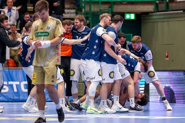 05.11.2025, Handball, Achtelfinale DHB-Pokal, Bergischer HC - TSV Hannover-Burgdorf, Unihalle Wuppertal: Abschlussjubel nach dem Sieg des BHC gegen Hannover mit 40:38 in der zweiten Verlängerung. Eloy Morante Maldonado (BHC 33) Lars Kooij (BHC 15) Soeren Steinhaus (BHC 53) Noah Beyer (BHC 02) Johannes Wasielewski (BHC 77) Julian Fuchs (BHC 46) Nordrhein-Westfalen Deutschland