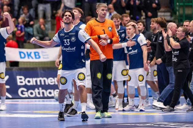 05.11.2025, Handball, Achtelfinale DHB-Pokal, Bergischer HC - TSV Hannover-Burgdorf, Unihalle Wuppertal: Abschlussjubel nach dem Sieg des BHC gegen Hannover mit 40:38 in der zweiten Verlängerung. Eloy Morante Maldonado (BHC 33) jubelnd Nordrhein-Westfalen Deutschland