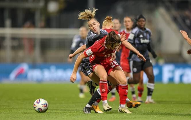 DEU, Frankfurt, Eintracht Frankfurt vs FC Köln, Google Pixel Frauen Bundesliga, DFB, Saison 2526, Stadion am Bretanobad, 9. Spieltag im Bild v.l.n.r: Laura Freigang (Eintracht Frankfurt 10) im Zweikampf mit Martyna Wiankowska (FC Köln 26) DFB DFL REGULATIONS PROHIBIT ANY USE OF PHOTOGRAPHS AS IMAGE SEQUENCES AND OR QUASI-VIDEO, 05.11.2025 Copyright: HMBxMedia HendrikxHamelau