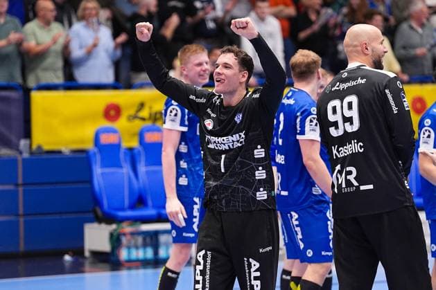 05.11.2025, xydrx, Handball, Achtelfinale DHB Pokal, TBV Lemgo Lippe - VfL Gummersbach, PHOENIX Contact-Arena: Constantin Moestl (TBV Lemgo Lippe 1) jubelnd nach dem Sieg Nordrhein-Westfahlen Deutschland