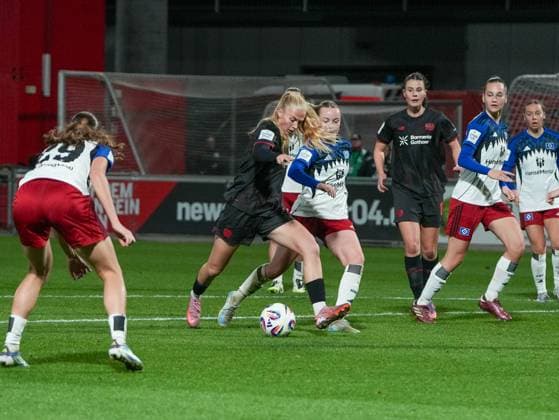 Paulina Bartz (Bayer 04 Leverkusen, 08) im Strafraum der Hamburger SV Bayer 04 Leverkusen vs. Hamburger SV, Fußball, Frauen Bundesliga, Google Pixel Frauen Bundesliga, 09. Spieltag, Saison 2025 2026, 05.11.2025 DFB REGULATIONS PROHIBIT ANY USE OF PHOTOGRAPHS AS IMAGE SEQUENCES AND OR QUASI-VIDEO, Bayer 04 Leverkusen vs. Hamburger SV, Fußball, Frauen Bundesliga, Google Pixel Frauen Bundesliga, 09. Spieltag, Saison 2025 2026, 05.11.2025 Leverkusen Copyright: xEibner-Pressefoto DamianxKruczynx EP_DKI