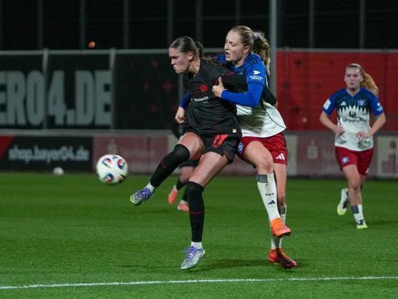 Ballannahme von Valentina Maedl (Bayer 04 Leverkusen, 17). Im Ruecken Nina Raecke (Hamburger SV, 39) versucht den Ball zu erobern Bayer 04 Leverkusen vs. Hamburger SV, Fußball, Frauen Bundesliga, Google Pixel Frauen Bundesliga, 09. Spieltag, Saison 2025 2026, 05.11.2025 DFB REGULATIONS PROHIBIT ANY USE OF PHOTOGRAPHS AS IMAGE SEQUENCES AND OR QUASI-VIDEO, Bayer 04 Leverkusen vs. Hamburger SV, Fußball, Frauen Bundesliga, Google Pixel Frauen Bundesliga, 09. Spieltag, Saison 2025 2026, 05.11.2025 Leverkusen Copyright: xEibner-Pressefoto DamianxKruczynx EP_DKI