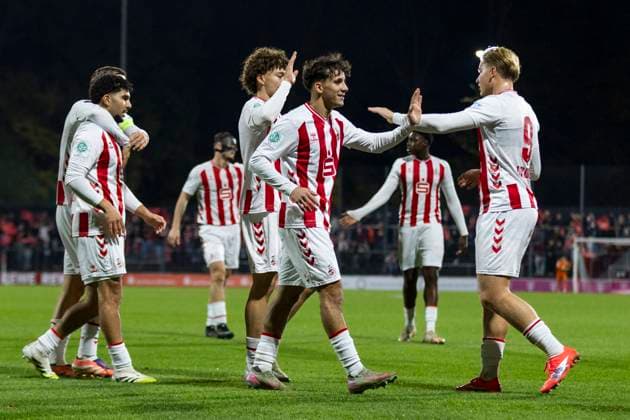 UEFA Youth-League: 1. FC Köln - Racing FC Union Luxemburg; 05.11.2025 Jason Ponente-Ramirez (1. FC Köln U19, 7), Fynn Schenten (1. FC Köln U19, 9) und Arian Römers (1. FC Köln U19, 6) jubeln nach dem Tor zum 1:0. nach seinem Tor zur 1:0 Führung. UEFA Youth-League, Rückspiel des Meisterwegs Runde 2, 1. FC Köln - Racing FC Union Luxemburg, am 05.11.2025, Franz-Kremer-Stadion, Köln Copyright: xBEAUTIFULxSPORTS Meuselx