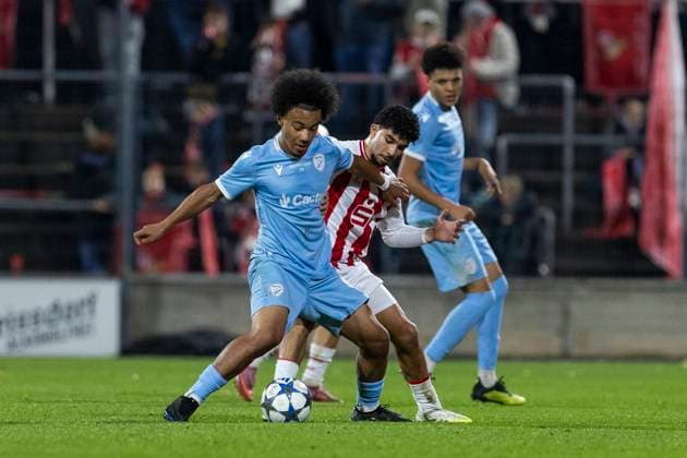 UEFA Youth-League: 1. FC Köln - Racing FC Union Luxemburg; 05.11.2025 Joachim Ngaleu (Racing FC Union Luxemburg U19, 8), Fayssal Harchaoui (1. FC Köln U19, 10) UEFA Youth-League, Rückspiel des Meisterwegs Runde 2, 1. FC Köln - Racing FC Union Luxemburg, am 05.11.2025, Franz-Kremer-Stadion, Köln Copyright: xBEAUTIFULxSPORTS Meuselx