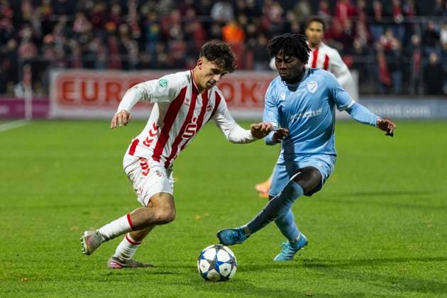 UEFA Youth-League: 1. FC Köln - Racing FC Union Luxemburg; 05.11.2025 Jason Ponente-Ramirez (1. FC Köln U19, 7), Henoc Mahi (Racing FC Union Luxemburg U19, 14) UEFA Youth-League, Rückspiel des Meisterwegs Runde 2, 1. FC Köln - Racing FC Union Luxemburg, am 05.11.2025, Franz-Kremer-Stadion, Köln Copyright: xBEAUTIFULxSPORTS Meuselx