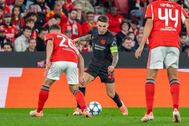 Alejandro Grimaldo (Bayer Leverkusen, 20) im Zweikampf mit Samuel Dahl (Benfica Lissabon, 26), POR, Benfica Lissabon vs. Bayer 04 Leverkusen, Fussball, UEFA Champions League, Spieltag 4, Spielzeit 2025 2026, 05.11.2025, POR, Benfica Lissabon vs. Bayer 04 Leverkusen, Fussball, UEFA Champions League, Spieltag 4, Spielzeit 2025 2026, 05.11.2025, Lissabon Copyright: xEibner-Pressefoto EdwardxCheungx EP_ECG