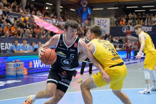 Aniwaniwa Tait-Jones (VGVia, 5), Spencer Reaves (MBC, 31), Syntainics MBC vs. Valmiera Glass Via, European North Basketball League 2025, Germany, Latvia, 05.11.2025. Foto: Schulz Weissenfels Stadthalle Sachsen-Anhalt Deutschland
