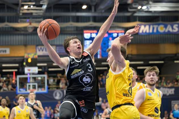 Dominykas Stenionis (VGVia, 3), Spencer Reaves (MBC, 31), Syntainics MBC vs. Valmiera Glass Via, European North Basketball League 2025, Germany, Latvia, 05.11.2025. Foto: Schulz Weissenfels Stadthalle Sachsen-Anhalt Deutschland