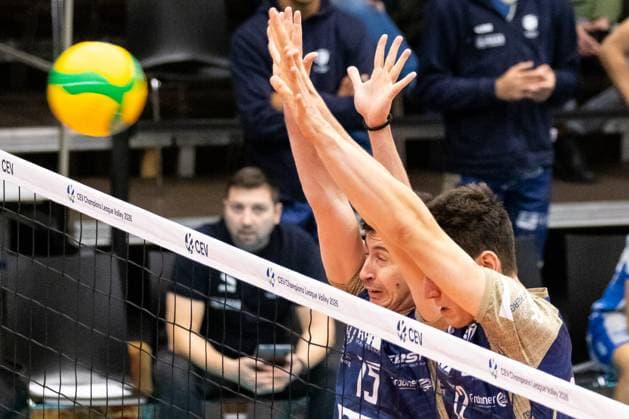 VOLLEYBALL - CEV CL, Hartberg vs Kragujevac HARTBERG,AUSTRIA,05.NOV.25 - VOLLEYBALL - CEV Champions League, TSV Hartberg vs Radnicki Kragujevac. Image shows Djordje Knezevic (Hartberg) and Stefan Muelleder (Hartberg).  GEPAxpictures xJamesxDoak