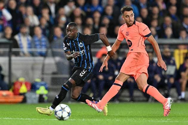 251105 Club Brugge vs FC Barcelona, Barca Carlos Forbs (9) of Club Brugge fighting for the ball with Eric Garcia (24) of Barcelona during the Uefa Champions League 4th matchday in the League phase game in season 2025 - 2026 between Club Brugge KV and FC Barcelona on November 5 , 2025 in Brugge, Belgium. (Photo by David Catry Isosport) Brugge Belgium  Copyright: xDavidxCatryx 20251105DC2_8955
