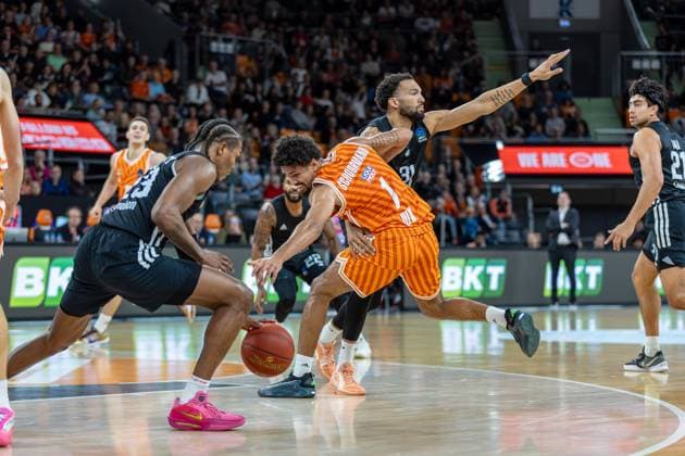 Kampf um den Ball mit vollem Einsatz Kameron McGusty (London Lions, 23)Len Schoormann (Ratiopharm Ulm, 01) Deane Williams (London Lions, 31), GER, ratiopharm ulm vs. London Lions, Basketball, 6. Runde, BKT EuroCup, Spielzeit 2025 2026, 05.11.2025, GER, ratiopharm ulm vs. London Lions, Basketball, 6. Runde, BKT EuroCup, Spielzeit 2025 2026, 05.11.2025 Neu-Ulm Copyright: xEibner-Pressefoto JanixPlessx EP_JPL