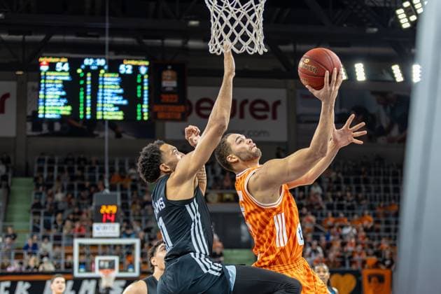 Korbleger Christopher Ledlum (Ratiopharm Ulm, 04) Deane Williams (London Lions, 31) versucht zu blocken, GER, ratiopharm ulm vs. London Lions, Basketball, 6. Runde, BKT EuroCup, Spielzeit 2025 2026, 05.11.2025, GER, ratiopharm ulm vs. London Lions, Basketball, 6. Runde, BKT EuroCup, Spielzeit 2025 2026, 05.11.2025 Neu-Ulm Copyright: xEibner-Pressefoto JanixPlessx EP_JPL