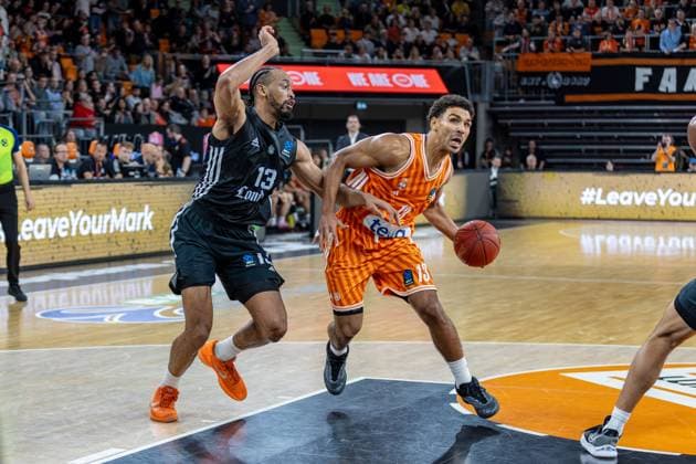 Dynamischer Zweikampf zwischen Mark Smith (Ratiopharm Ulm, 13) Johnathan Williams (London Lions, 13) Zug zum Korb Mimik Gestik Emotionen, GER, ratiopharm ulm vs. London Lions, Basketball, 6. Runde, BKT EuroCup, Spielzeit 2025 2026, 05.11.2025, GER, ratiopharm ulm vs. London Lions, Basketball, 6. Runde, BKT EuroCup, Spielzeit 2025 2026, 05.11.2025 Neu-Ulm Copyright: xEibner-Pressefoto JanixPlessx EP_JPL
