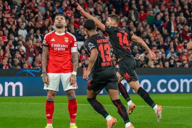Patrik Schick (Bayer Leverkusen, 14) trifft zum 0:1, Jubel mit Arthur (Bayer Leverkusen, 13), Nicolas Otamendi (Benfica Lissabon, 30) ist fassungslos, POR, Benfica Lissabon vs. Bayer 04 Leverkusen, Fussball, UEFA Champions League, Spieltag 4, Spielzeit 2025 2026, 05.11.2025, POR, Benfica Lissabon vs. Bayer 04 Leverkusen, Fussball, UEFA Champions League, Spieltag 4, Spielzeit 2025 2026, 05.11.2025, Lissabon Copyright: xEibner-Pressefoto EdwardxCheungx EP_ECG