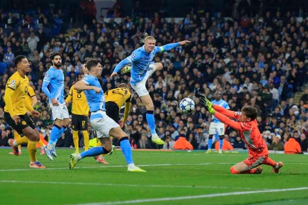 Manchester City v Borussia Dortmund Champions League 05 11 2025. Erling Haaland (9) of Manchester City sees his effort on goal saved by Gregor Kobel (1) of Borussia Dortmund during the Champions League match between Manchester City and Borussia Dortmund at the Etihad Stadium, Manchester, England on 5 November 2025. Manchester Etihad Stadium Manchester England Editorial use only , Copyright: xConorxMolloyx PSI-23168-0055