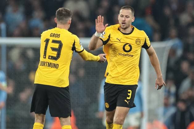 UEFA Champions League Matchday 4 of 8 Manchester City v Borussia Dortmund Waldemar Anton of Borussia Dortmund celebrates his goal to make it 3-1 with Pascal Grob of Borussia Dortmund during the UEFA Champions League Matchday 4 of 8 Manchester City vs Borussia Dortmund at the City of Manchester Stadium, Manchester, United Kingdom, 5th November 2025 (Photo by Mark Cosgrove News Images) Manchester City of Manchester Stadium Manchester United, ManU Kingdom Copyright: xMarkxCosgrove NewsxImagesx