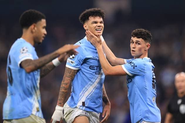 Football - UEFA Champions League - League Phase - Manchester City v Borussia Dortmund 5th November 2025 - UEFA Champions League - League Phase - Manchester City v Borussia Dortmund - Nico O™Reilly of Manchester City is consoled by Phil Foden after missing a chance - Photo: Simon Stacpoole Offside. Manchester UK Copyright: xSimonxStacpoolexOffside